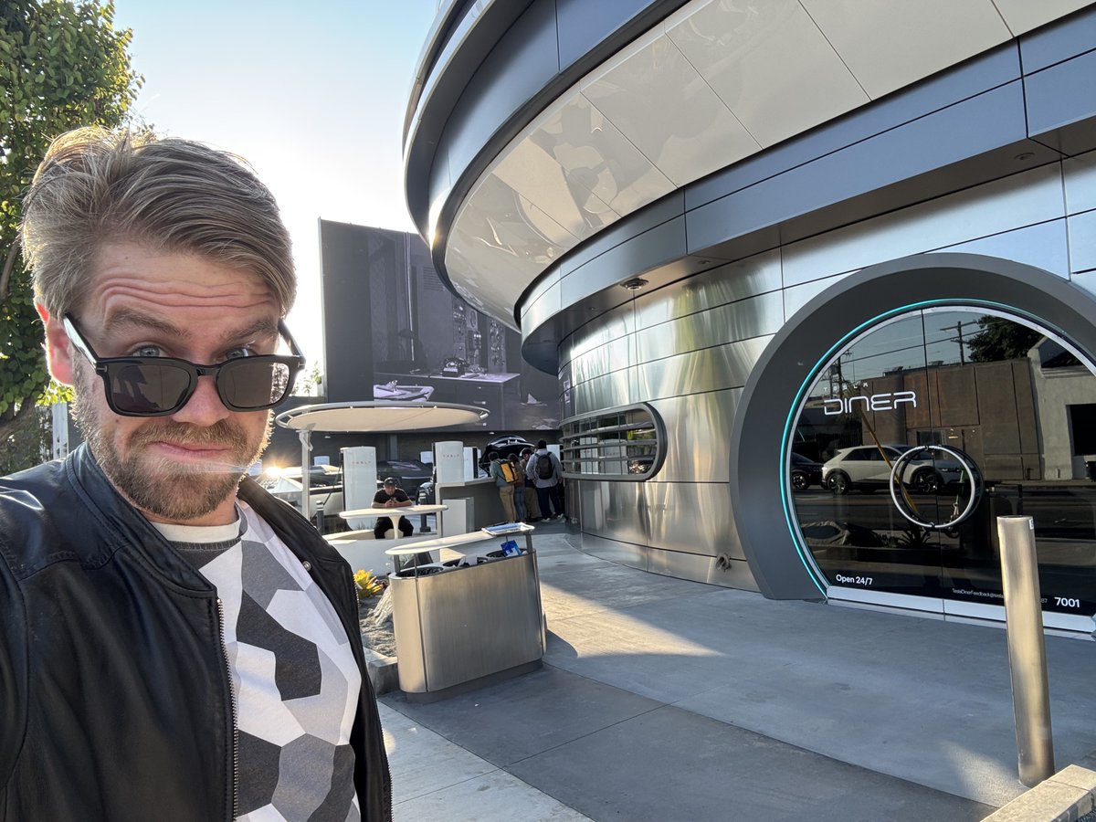 klwtts's tweet image. Tesla Diner departing thoughts: It’s a must-see next time you’re in LA 🍔
The retro, space-age vibes are out of this world. Smashburger + real strawberry shake? Way better than In-N-Out and might even edge out Shake Shack. Chicken & waffles were solid—though I’d hope for a…