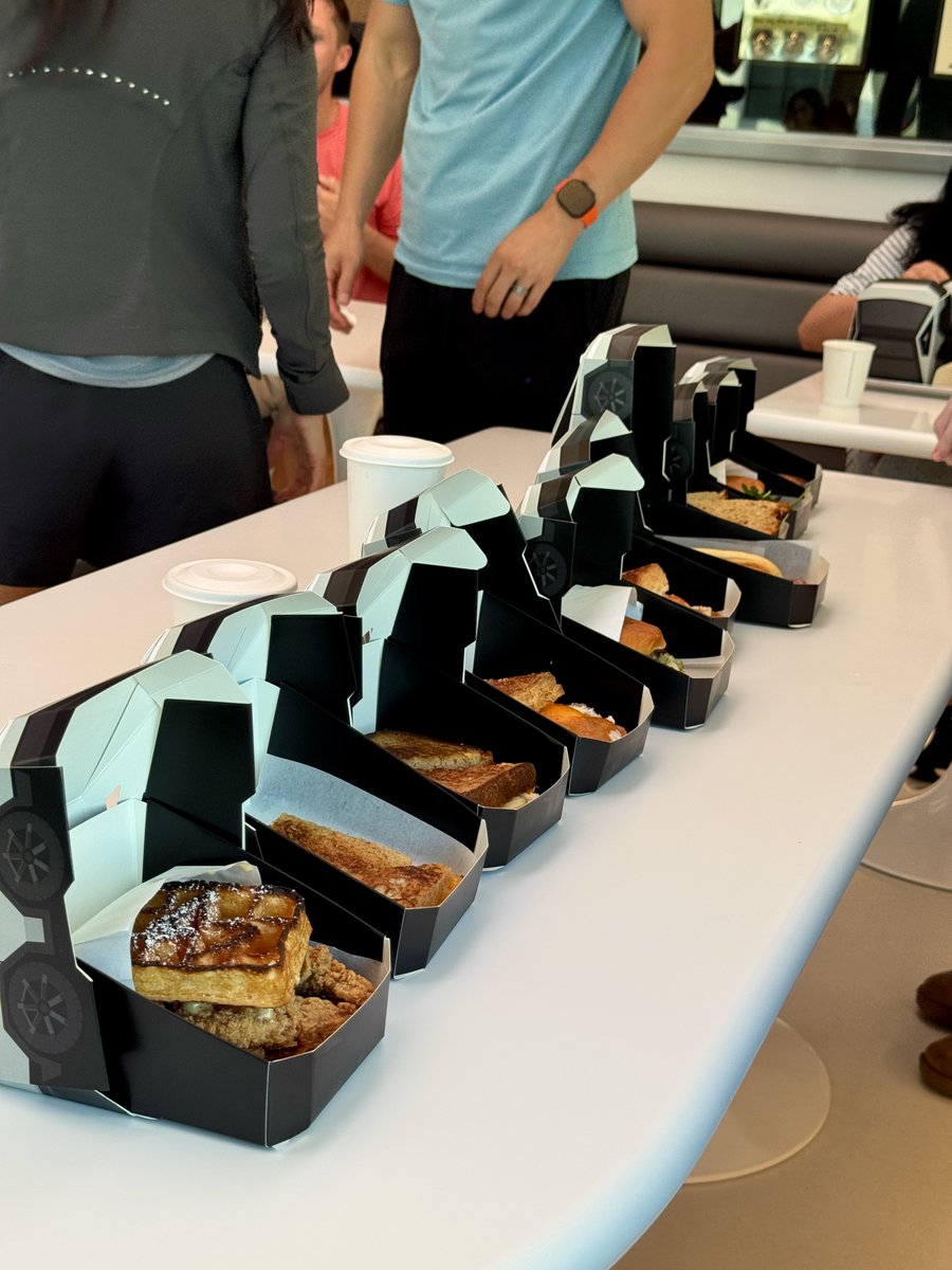 klwtts's tweet image. Tesla Diner departing thoughts: It’s a must-see next time you’re in LA 🍔
The retro, space-age vibes are out of this world. Smashburger + real strawberry shake? Way better than In-N-Out and might even edge out Shake Shack. Chicken & waffles were solid—though I’d hope for a…