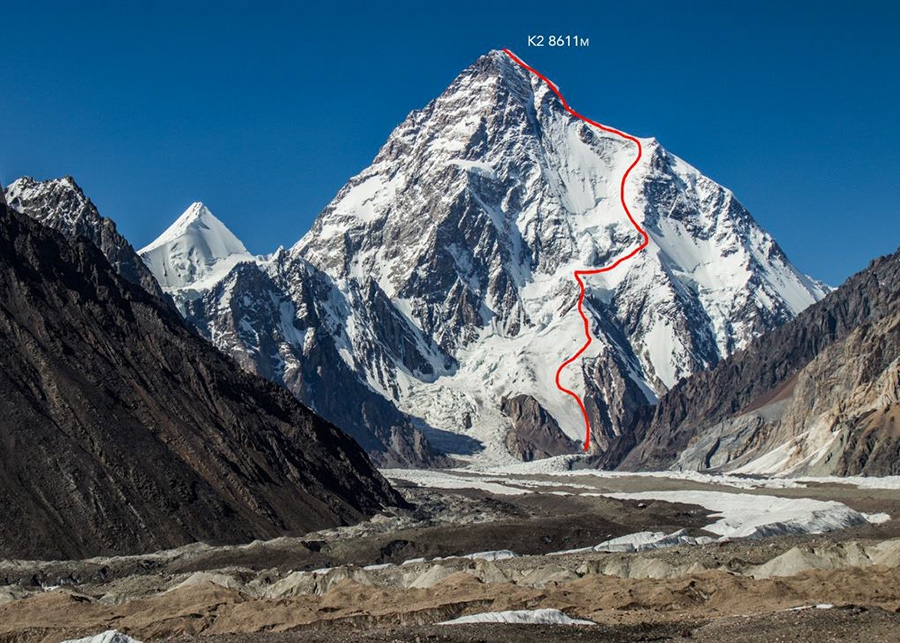 EverestToday's tweet image. On this day, July 22, 2018, 🇵🇱 Andrzej Bargiel @JedrekBargiel stood atop K2 (8,611 m), alone, without oxygen, without guides, ready to do what no one ever had: The first full ski descent of K2.
Some dared, but no one had succeeded.
He carried skis, not summit dreams, but a…