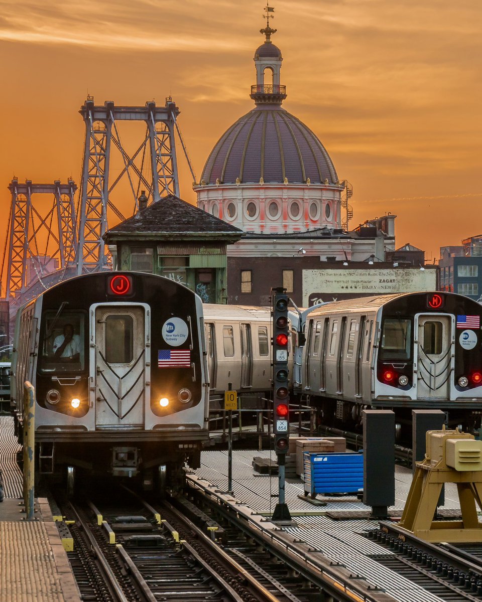 nyclovesnyc's tweet image. Sunset view from the Marcy Avenue Station in Williamsburg, Brooklyn