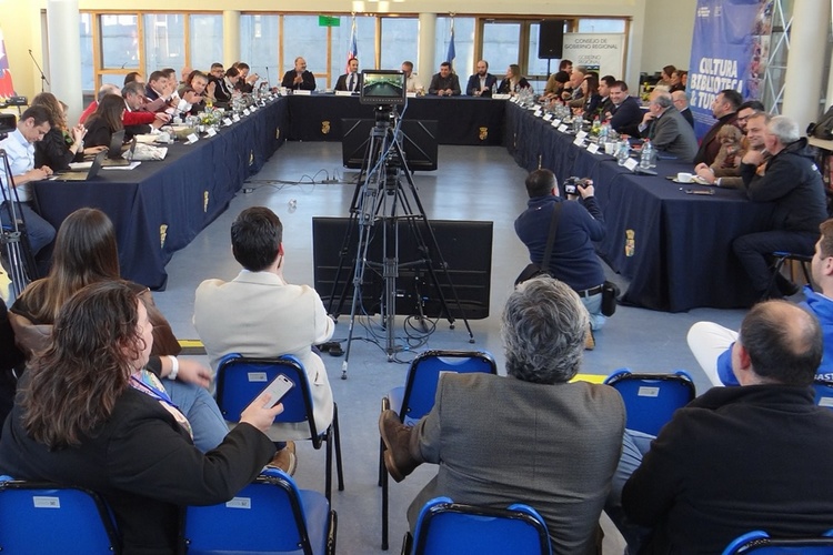 MÁS DE 7 MIL MILLONES DE PESOS PARA PROYECTOS DEPORTIVOS EN LA REGIÓN.
 Excelentes novedades para el deporte, porque en la última sesión del Consejo Regional se aprobó el aumento de recursos para el proyecto “Mejoramiento cancha de fútbol, Estadio Fisca postly.app/3zZb