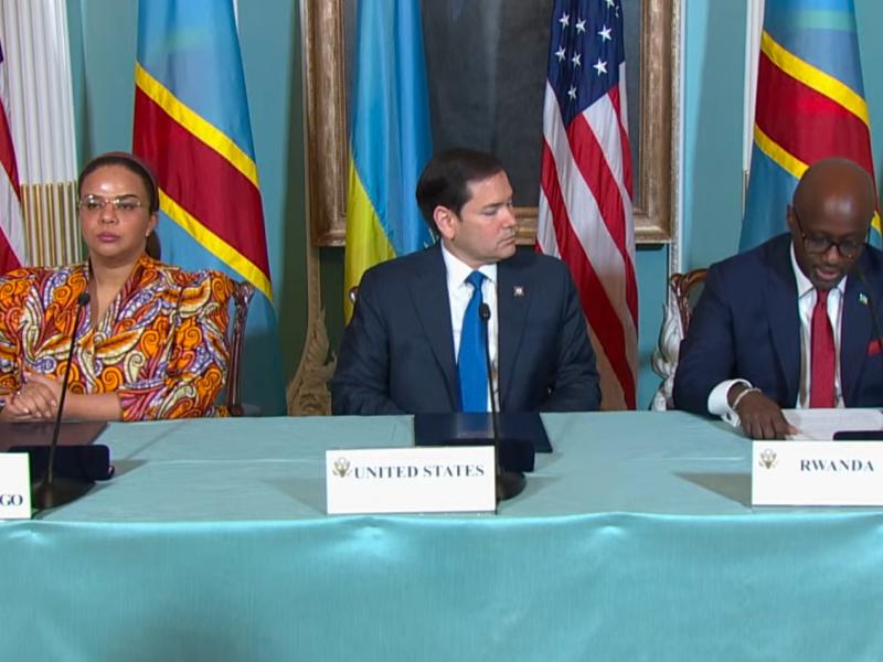 KiengeKki's tweet image. #Accord_RDC_Rwanda🇨🇩🇷🇼🇺🇸
"à quel prix la paix peut-elle être négociée ?"
Quelques points sur lesquels les négociateurs congolais à Washington ont démontré leurs limites.
– Silence sur les crimes de guerre et les pertes humaines subies par la population congolaise.
– Le Rwanda,…