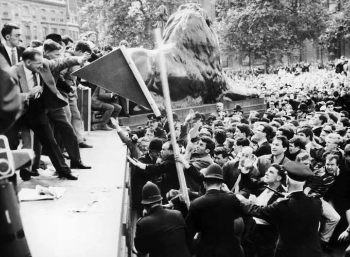 wrkclasshistory's tweet image. #OtD 22 Jul 1962 British fascist Oswald Mosley tried to hold a rally in Trafalgar Square but was forced to call it off after he and his followers were attacked by a massive crowd of anti-fascists. More info in the bonus podcast episode to this miniseries: workingclasshistory.com/2020/02/17/e35…