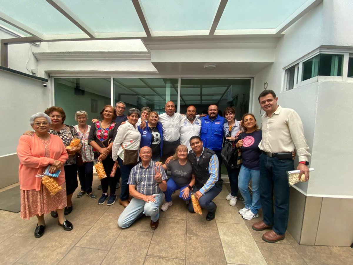 ricardorubiot's tweet image. Hoy me eché una buena platicada con mis vecinas y vecinos de la colonia Campestre Churubusco 👥💬
En conjunto con mi amigo Héctor Barrera, secretario general del PAN CDMX, y junto a mi concejala Claudia Hernández y el concejal Oscar Barrera. ¡Gracias por siempre estar al pie del…