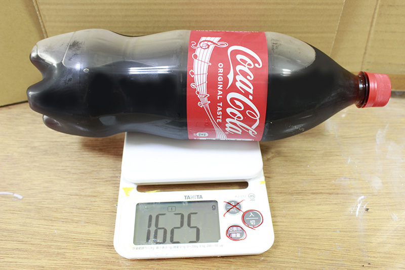 PCbkntTiYglrQDm's tweet image. うちのマシュは大体これぐらいの重さです。
ちなみにコーラ1.5ℓがこれ。
しかしジャンヌはそれを超えてしまった……。
つまりジャンヌとマシュのセットなら、1.5ℓペットボトルを2本抱えて会場を歩く羽目に……死。
これが前回、引換券を実験した理由です。
