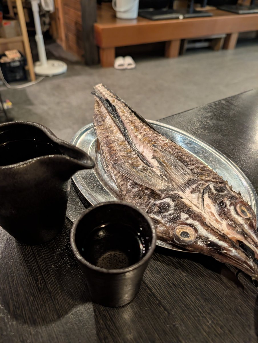 昨夜の肴はハッカク。
ゴリゴリに武装した魚だけど 濃厚肉厚な白身が美味。
そしてその鎧も骨も カリカリに焼いて食べ尽くしました❤
辛めの日本酒がススムすすむ♪