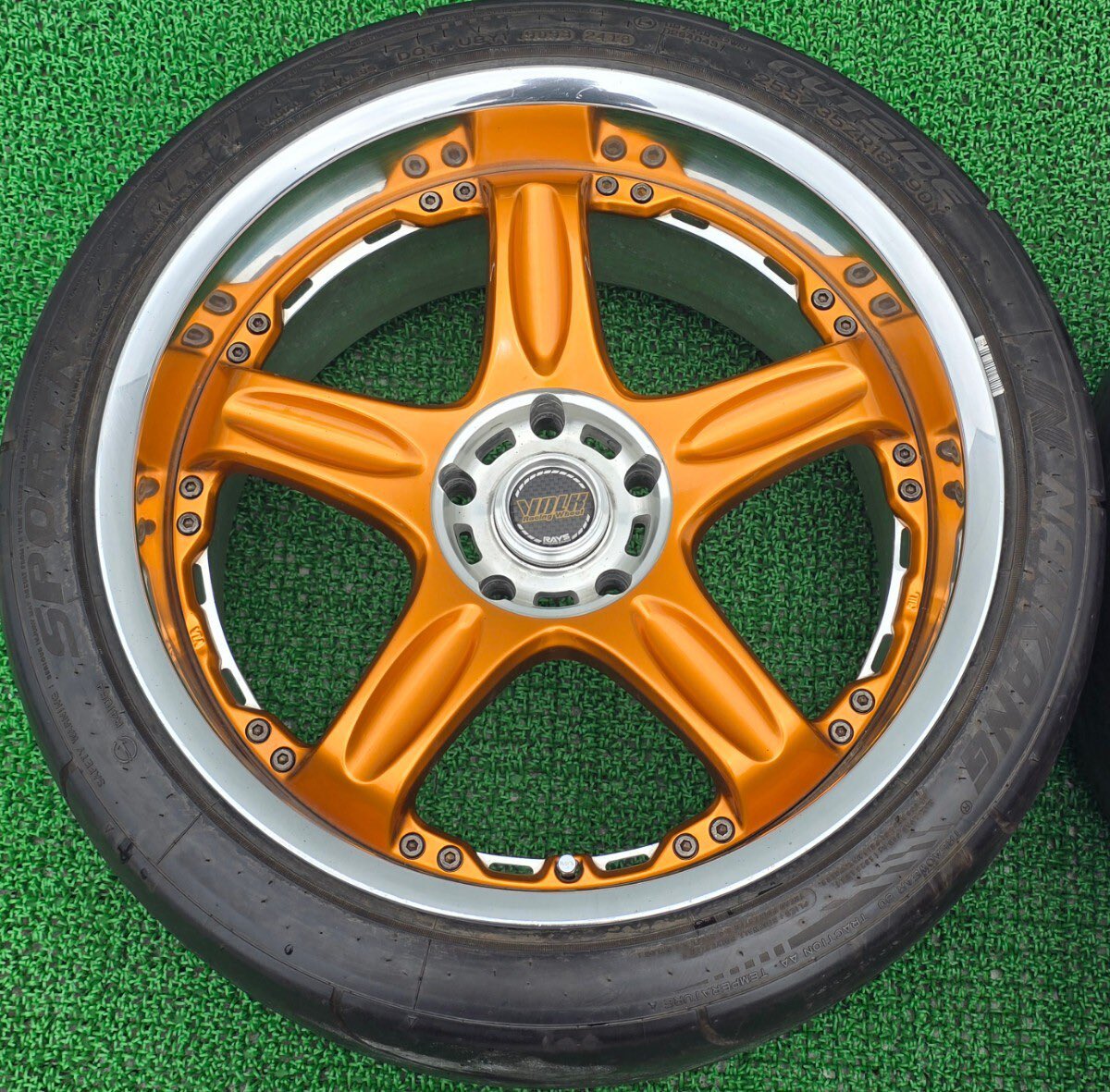 emo3210357281's tweet photo. GTRサイズ　ボルクレーシング　タイヤ付きGT-C 4本セット
大切にガレージ保管してましたが手狭になったので大切にしていただける方いればお譲りします。手渡し希望です。4本共にタイヤ付き18インチ　10j オフセット＋17  ガリ傷なく程度は良いと思います。よろしくお願いします。♯ホイール売ります。 https://t.co/tDm0jzJiwD