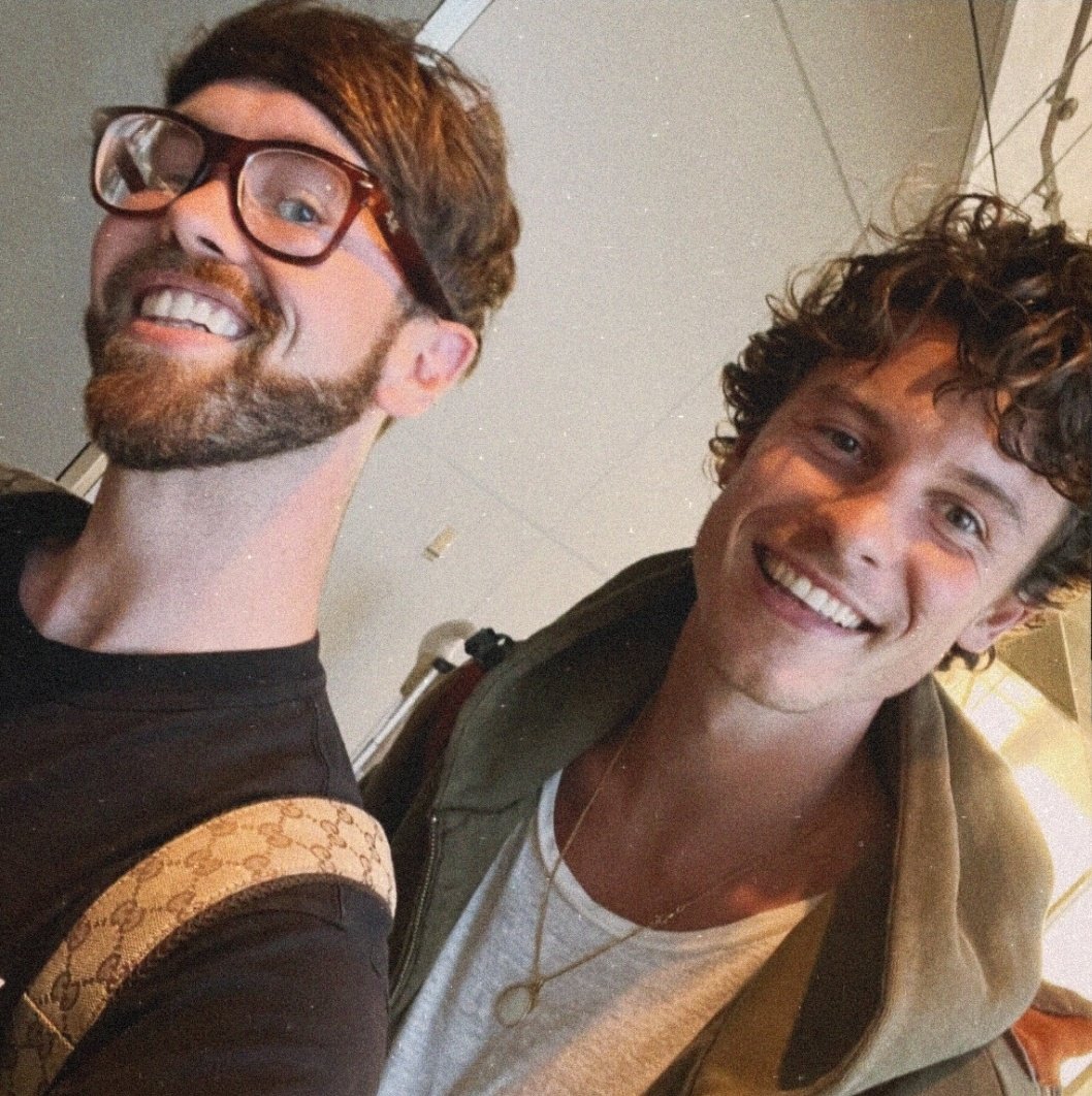 TheSMendesUpdt's tweet image. Shawn Mendes with a fan at the airport in LA recently