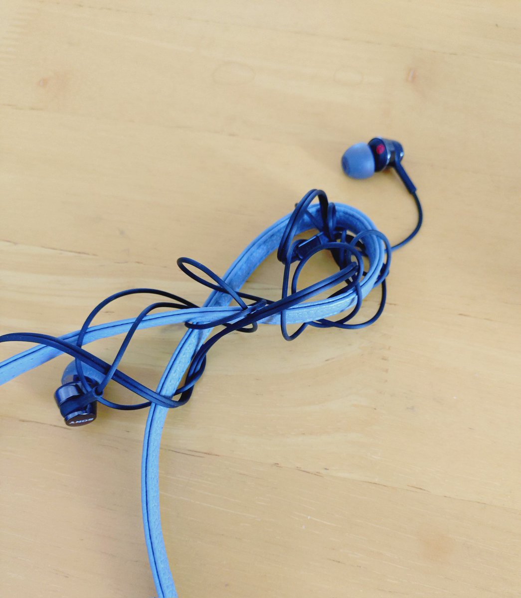 これは朝起きたらうまれていたイヤホンの絡まり…（スマホショルダーの紐に意味不明に絡まっているw）