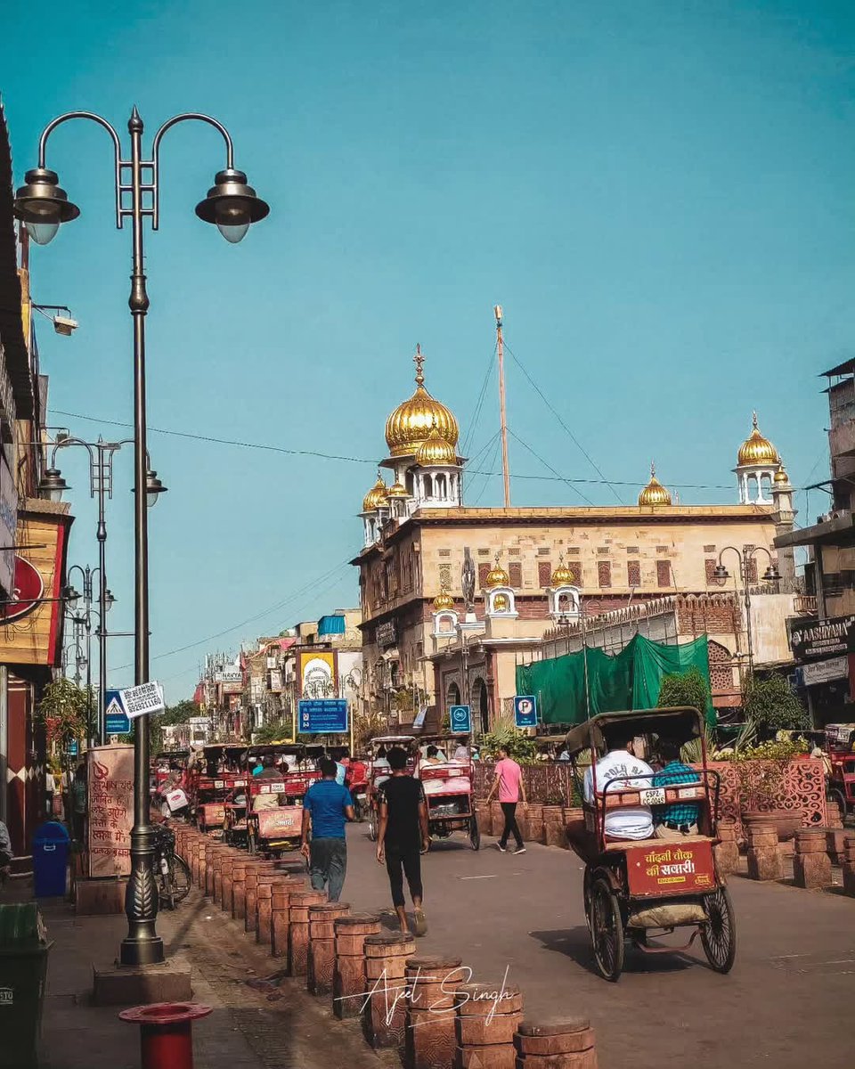 Gurdwara Sisganj Sahib at Chandni Chowk is a reminder of the courage and sacrifice of Guru Tegh Bahadur Ji, who gave his life for the freedom of others.
I am humbled to have had the opportunity to visit this holy place.

#ChandniChowk #VisualsByAjeet #Photography #Delhi