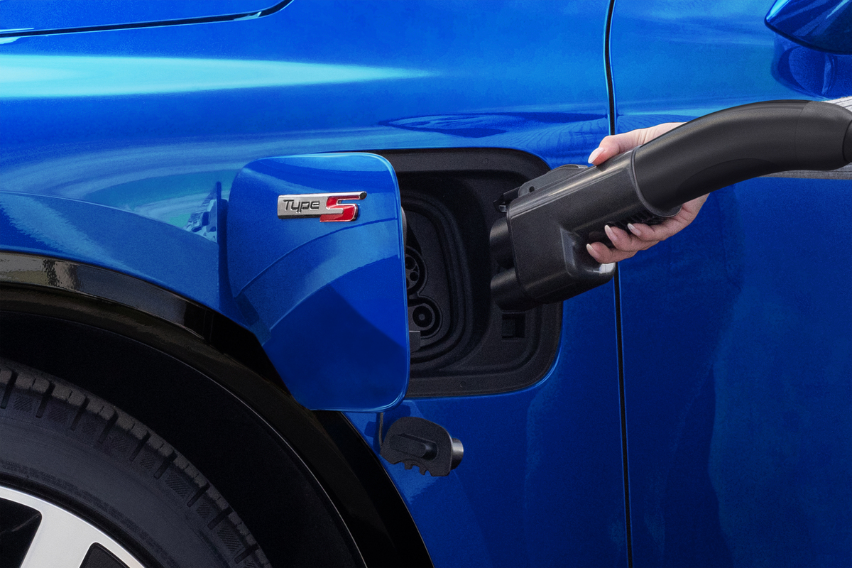 Jordan_Schiefer's tweet image. Can we talk about this photoshopped NACS cable in Honda's latest announcement...