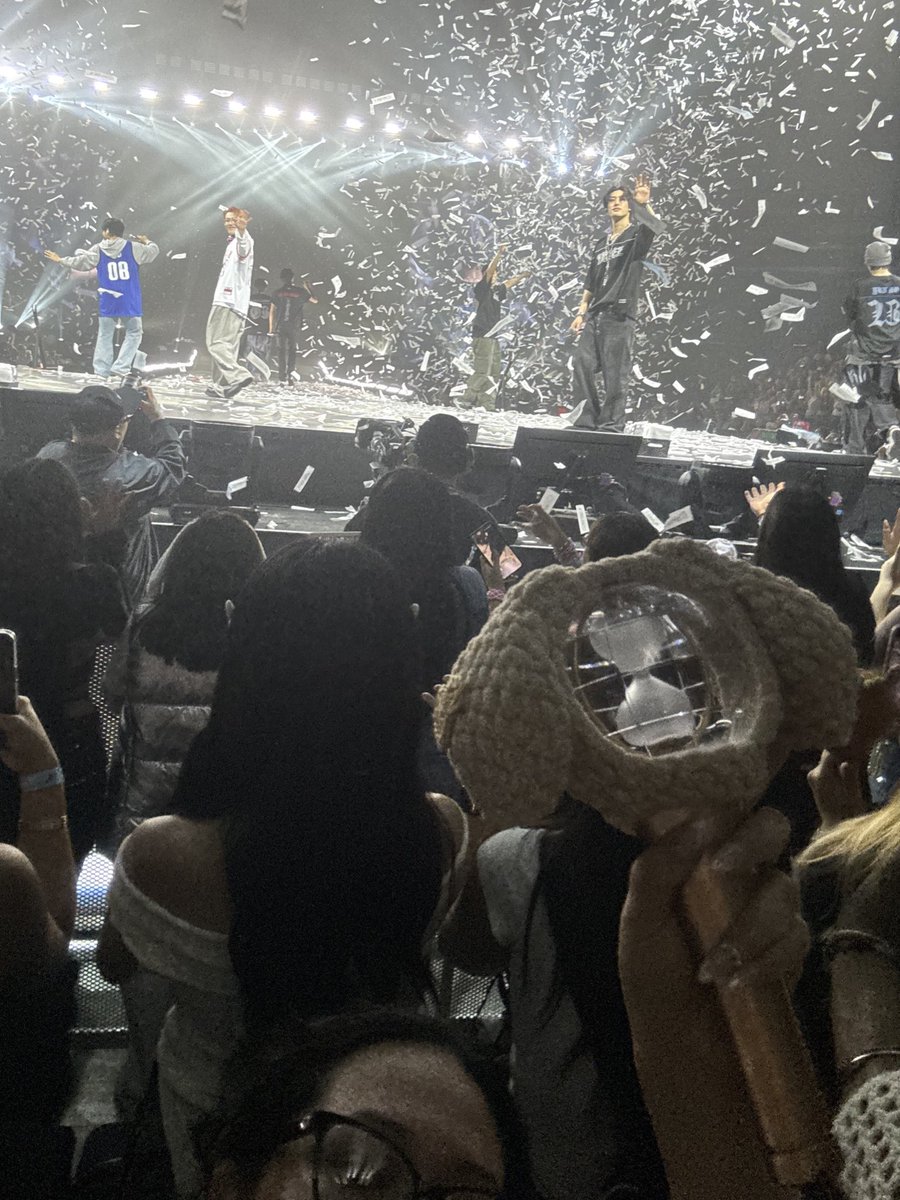 yunhoxcris's tweet image. HONGJOONG AND MINGI POSED FOR THE SELFIE YUHHHH #AteezInOrlando