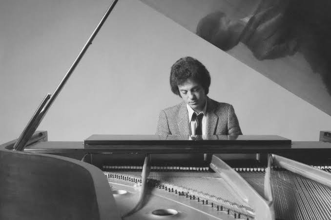 jorg3leiner's tweet image. En el documental de Billy Joel se cuentan los motivos que tuvo para tratar de suicidarse. La experiencia le dio lo necesario para poder escribir las canciones de su primer álbum y de ahí, poco a poco se fue para arriba.
Aunque se toque fondo, hay oportunidad de redención.