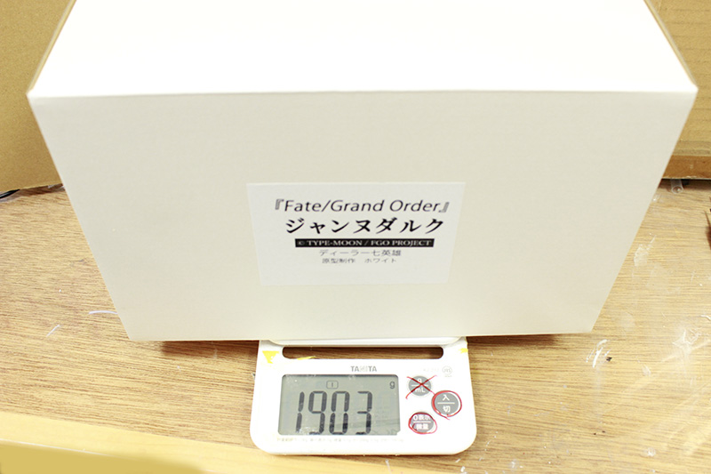 PCbkntTiYglrQDm's tweet image. うちのマシュは大体これぐらいの重さです。
ちなみにコーラ1.5ℓがこれ。
しかしジャンヌはそれを超えてしまった……。
つまりジャンヌとマシュのセットなら、1.5ℓペットボトルを2本抱えて会場を歩く羽目に……死。
これが前回、引換券を実験した理由です。