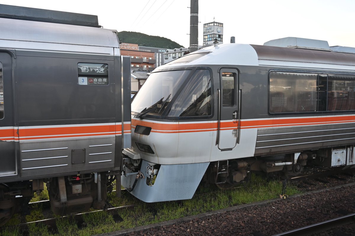 kumorohan's tweet image. 7/21 丹鉄西舞鶴駅
昨日、撮影後に駅に寄ると
目を疑いましたがKTR8500(キハ85)が3両に。
幕も律儀に3両仕様で、変態連結のおかげで銘板も確認できました。
2号車のみ試運転表示で、これは始発前に
回送されるのでは...と沿線を張った結果見事にビンゴ。