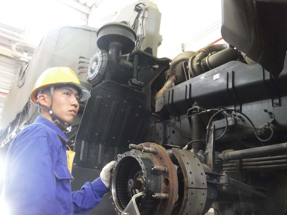 1log_nerima's tweet image. 【整備クイズ】第１普通科直接支援中隊 ＃１ＤＳ です。こちらは若年隊員の整備中の様子ですが、責任感溢れる真剣な眼差しです！ところで、整備している装備品の名称を皆さんご存知ですか？正解はコメント欄をご覧ください！＃１後支 ＃武器科 ＃システム通信科 ＃２整大