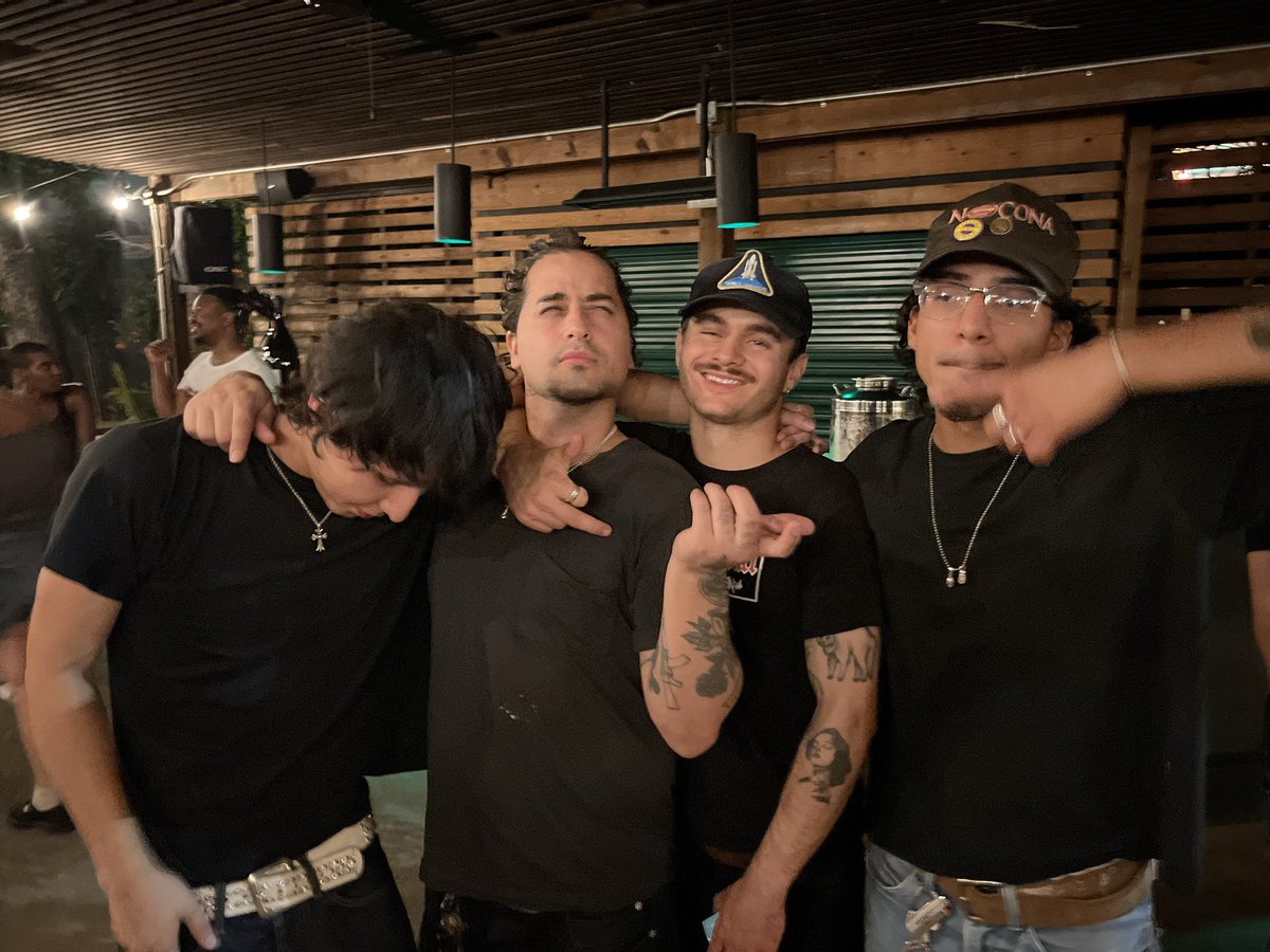 n0o0ttt's tweet image. I luv my friends