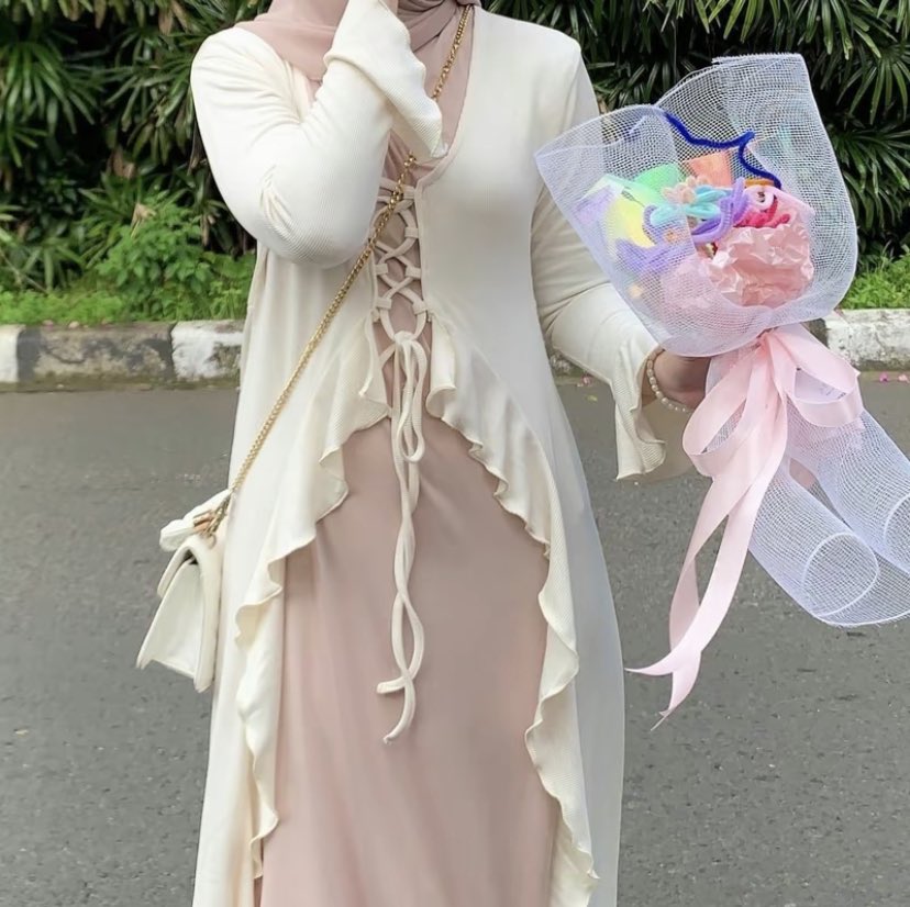 Ameleeey's tweet photo. Rose ballerine cardigan original shazfaromeesa (panjang 110, LD 110-130, lingkar lengan atas 40, panjang lengan 54) 
2x pakai masuk baguss no minus 
100k https://t.co/COYYefFpgz