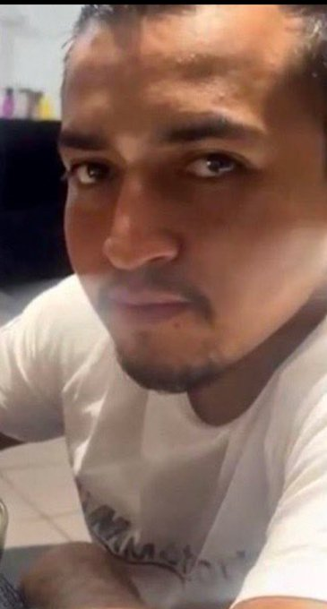 CorresponsalsMX's tweet photo. 👉ESTABA ESCONDIDO, Y ASÍ FUE DETENIDO KELVIN "N", EL #FEMINICIDA DE KARLA BAÑUELOS EN #GUADALAJARA. 
El sujeto fue detenido tras un cateo en Loma Dorada y 
fue trasladado al penal de #PuenteGrande, luego del asesinato de la joven hace unos días en #Oblatos.
Kelvin Josué asesino a sangre fría a la joven con un arma AR-15.
Durante la detención del sujeto se aseguraron  casquillos de bala calibre .223.
Kelvin ya había estado preso por el delito de abuso sexual infantil. 
El gobernador @PabloLemusN confirmó la detención y aseguró que en #Jalisco quien la hace, la paga.
#estados #viral #seguridad #EsTendencia #justiciaparaKarla