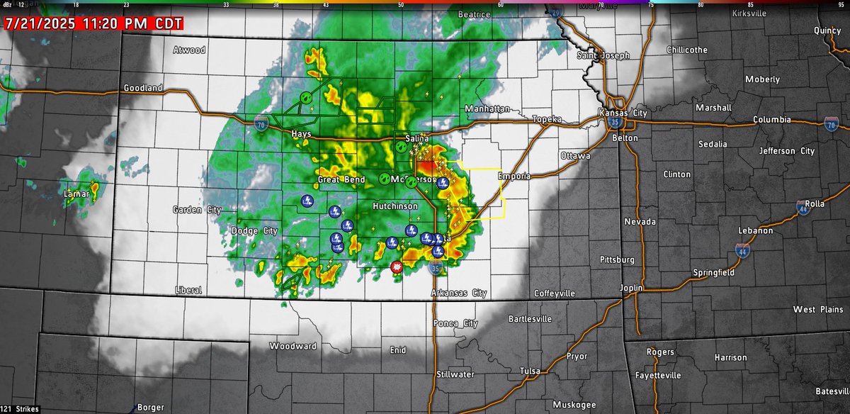 CamVenableKAKE's tweet image. Still wild to think numerical weather models didn't catch a huge thunderstorm complex (mesoscale convective system) like this one...Some good news, the line of storms is starting to lose steam.
