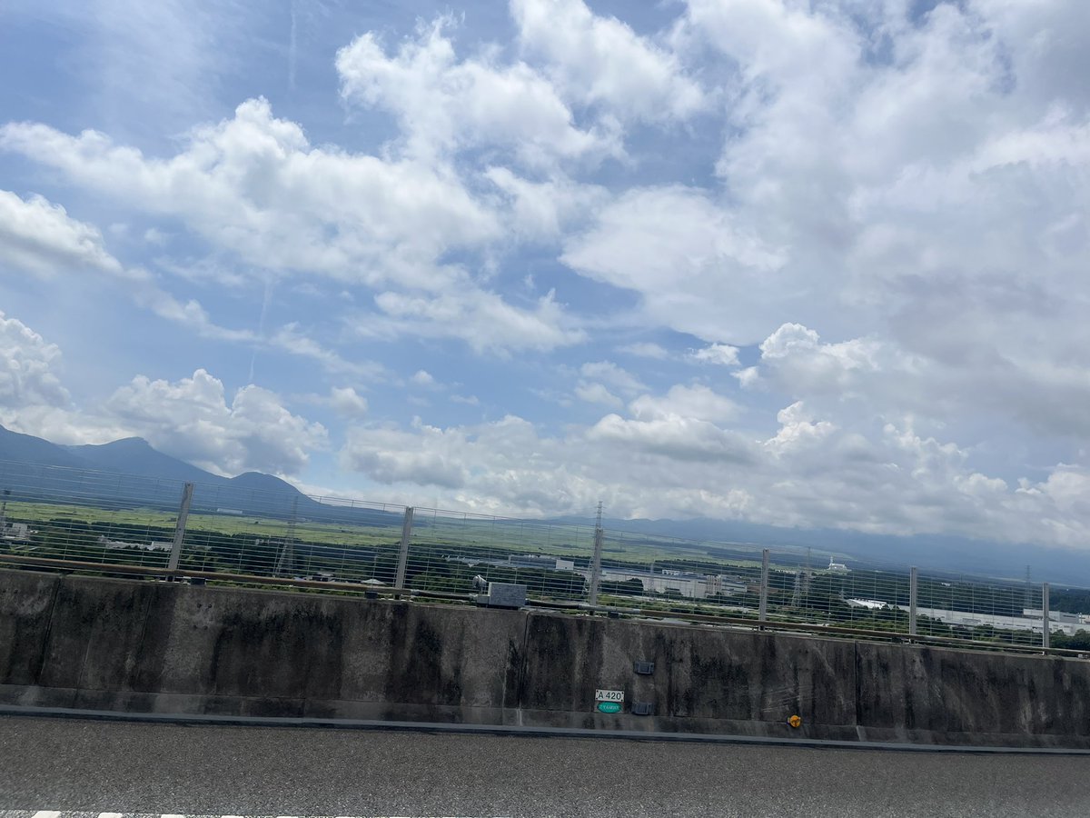 yumevrchat's tweet image. 今日こそは私が本物の富士山を撮れる（2日前のツイート参照）と思って構えてたけど、雲モクモクすぎて撮れず神奈川突入……🥹