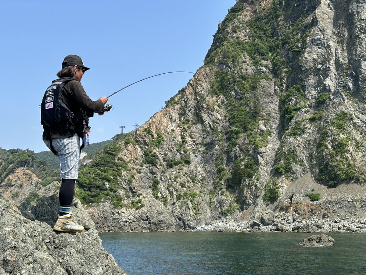 #ルアルア 今週7/25～放送は #デュエル の浮本貴徳さんとあやかちゃんが若湾湾で #沖磯エギング😄
６月後半の釣行で「梅雨イカ」と呼ばれる春に産卵していない大型の #アオリイカ を狙います💪
まず、水深3m前後のシャローエリアを沈下速度が遅いエギを使って攻めることに👊
はたして🦑ゲットなるか❓