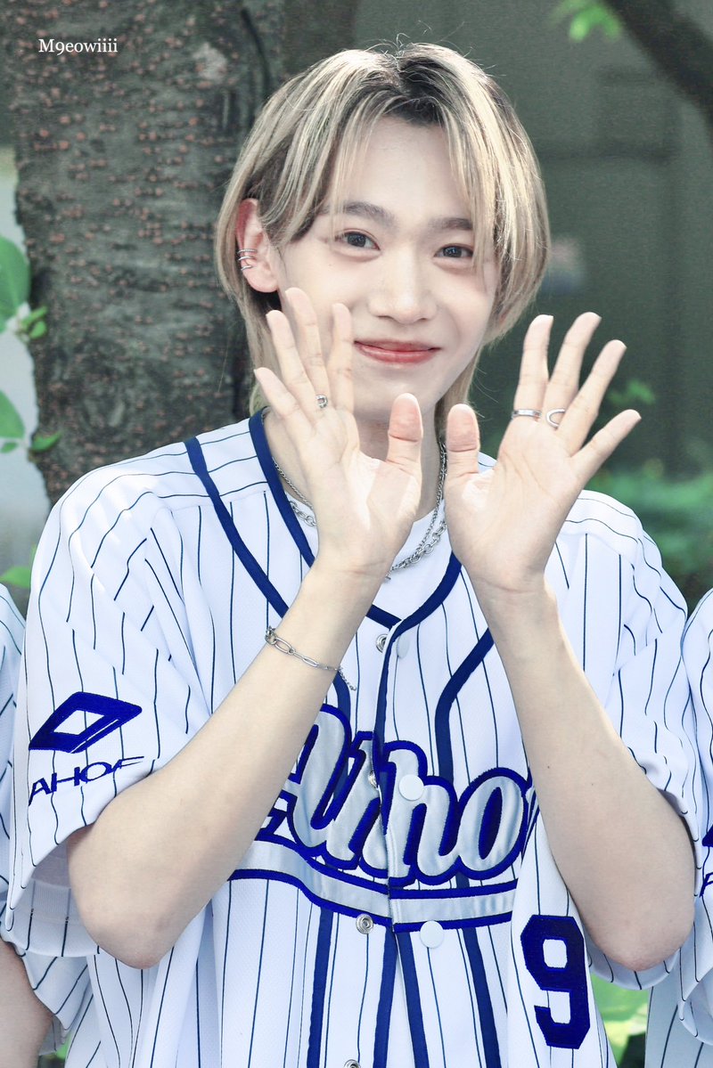 M9eowiiii's tweet image. 250703 엠카 미팬
기뻐!기뻐!!😁
#AHOF #아홉 #SHUAIBO #장슈아이보
#ZHANGSHUAIBO #张帅博 #シュアイボ