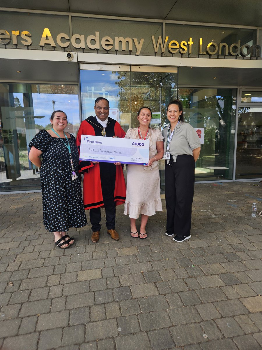 FirstGiveAFo's tweet image. Special thank you to @CllrJunue for attending the @FirstGiveUK Final @RiversAcademy and presenting the £1000 grant to the charity rep from Cassandra Centre and yr9 students.