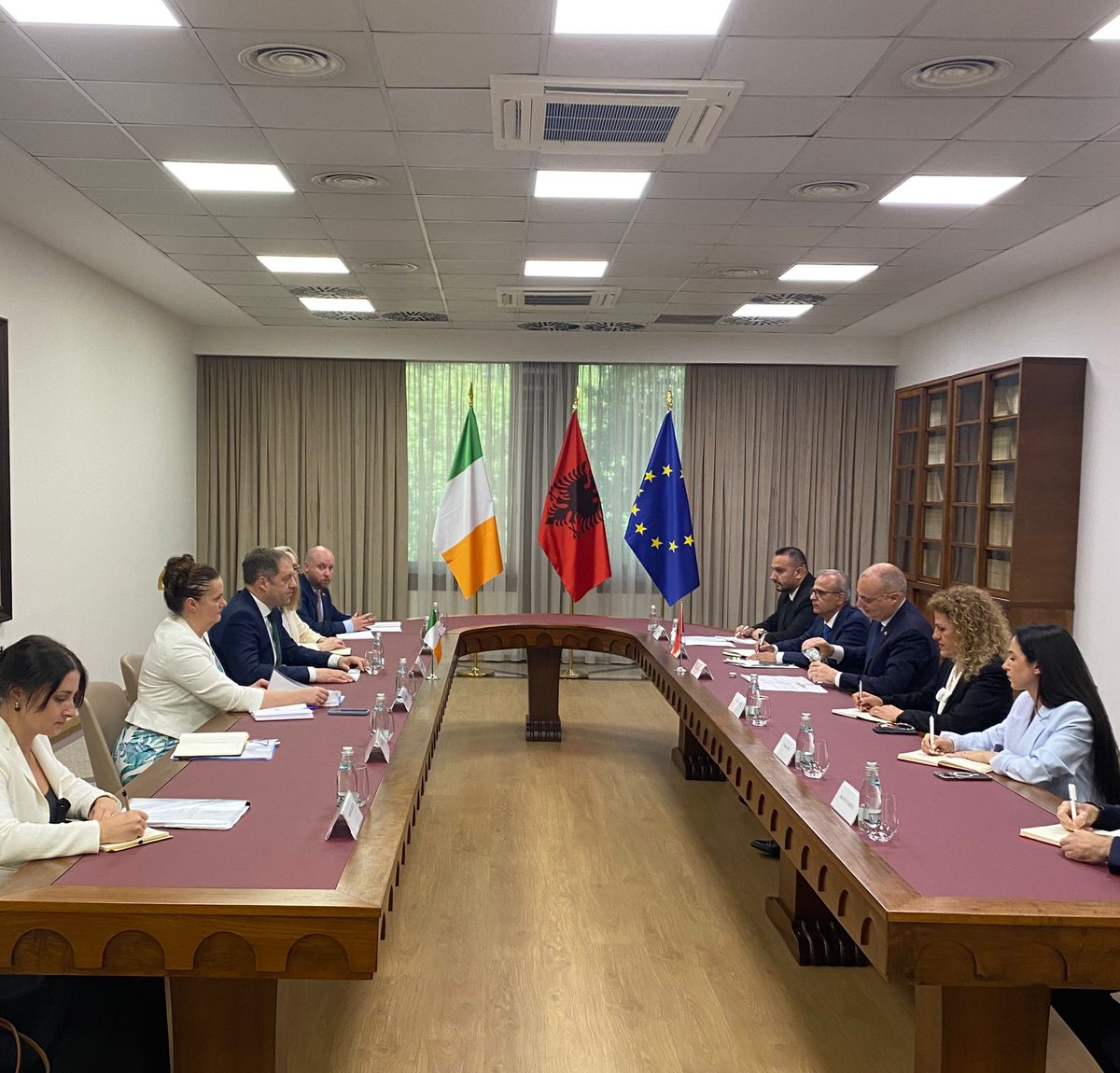 ThomasByrneTD's tweet image. Touchdown in Tirana 🇦🇱
I started my visit by meeting with Minister for Europe and Foreign Affairs, @IgliHasani.
Positive discussions on how Ireland and the EU can best support Albania on its EU path and the growing relationship between our two countries.
🇮🇪🇦🇱🇪🇺 @IrlEmbAthens