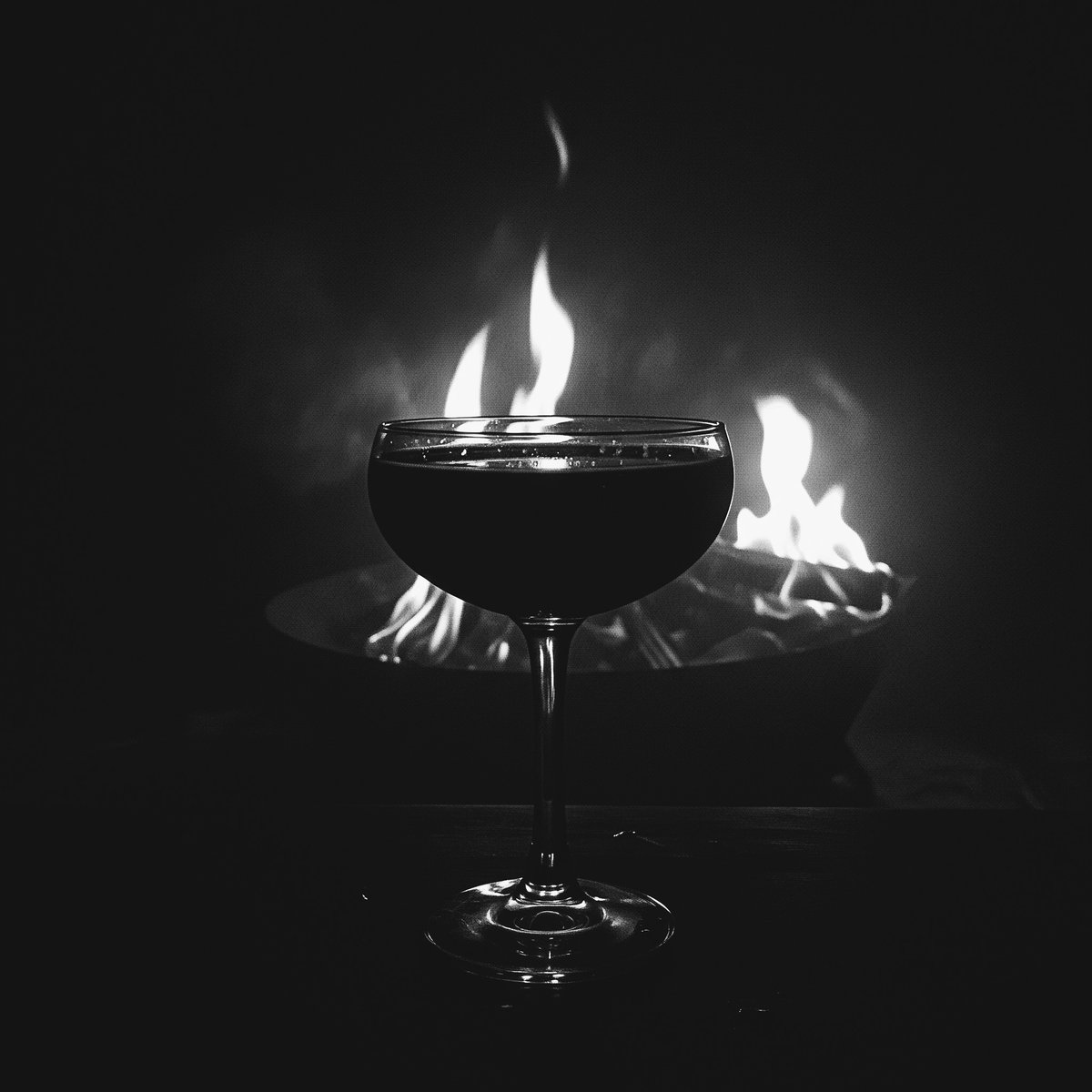 xstygianflamex's tweet image. Flames and stars for company, warmth below, wonder above... Stillness and solace. 🖤