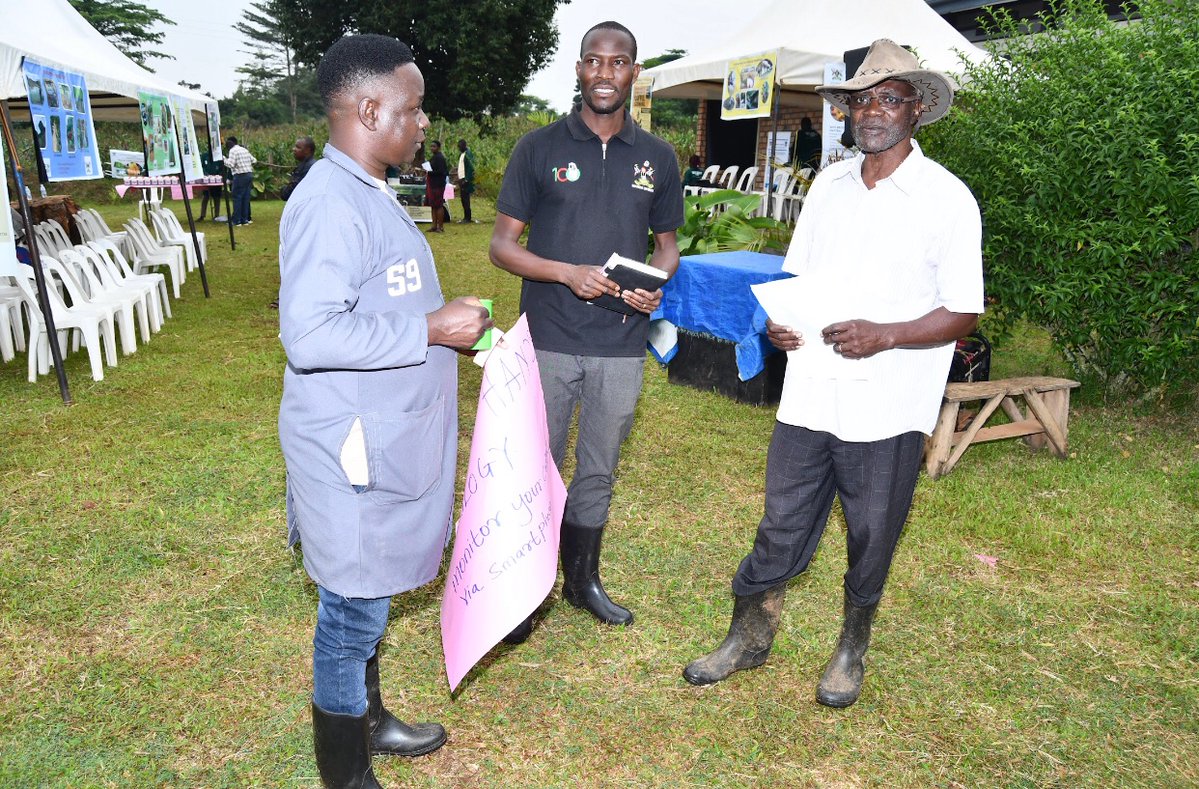 MakCAES's tweet image. The students’ field study has been very beneficial to Mbulamu Farm. ‘’I must acknowledge that we’ve benefited more from this than the students, we’ve learnt so many things. Thanks to @Makerere for training the students, this has put them above the bar.
