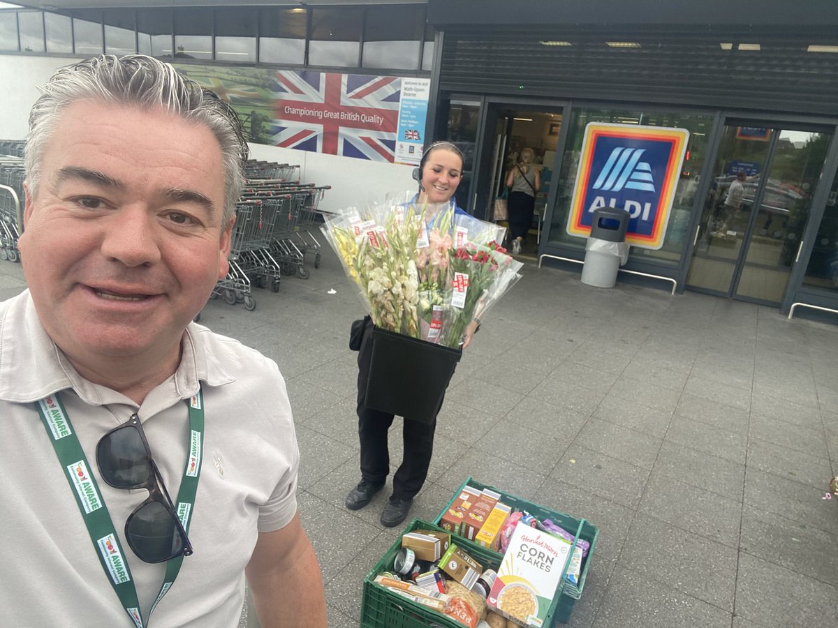 FoodAWARE's tweet image. Another crazy week in the world of Food AWARE last week!

Due volunteer holidays, our MD @lordgibbons covered a few local store collections in Rotherham!

Huge thanks to Andrea for help!

#FeedPeopleNotLandfill

@nbrly @TNLComFund @LFHW_UK @WRAP_NGO
👇
facebook.com/share/p/1CjZ2N…