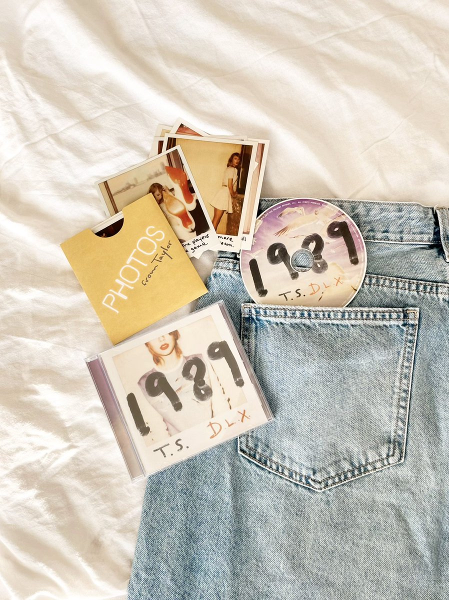 daylambre13's tweet image. Celebrating the two versions of 1989 is even more beautiful than my wildest dreams 💫 It's like a new soundtrack and I could dance to this beat forevermore 🩵 #1989EraTSTheErasTour