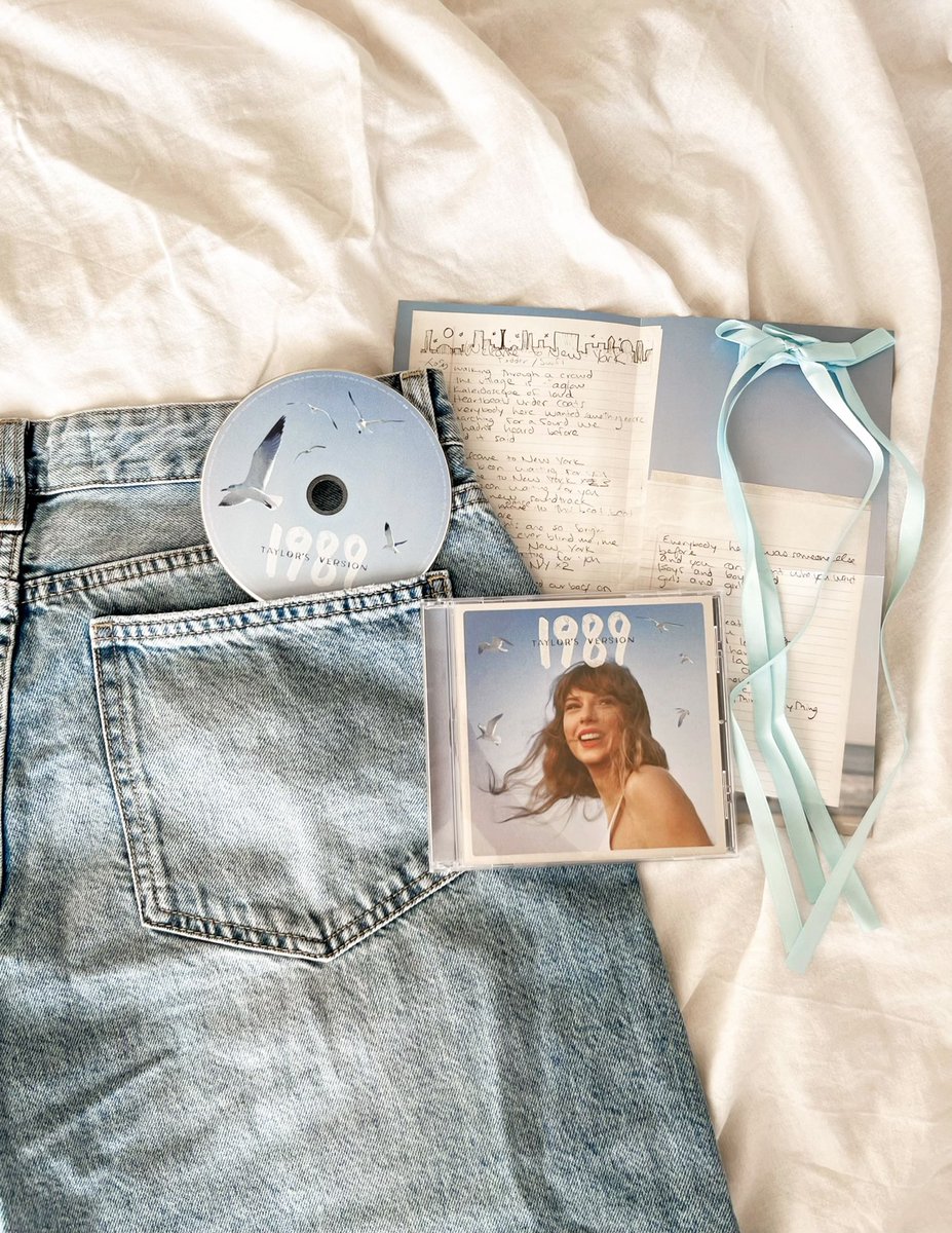 daylambre13's tweet image. Celebrating the two versions of 1989 is even more beautiful than my wildest dreams 💫 It's like a new soundtrack and I could dance to this beat forevermore 🩵 #1989EraTSTheErasTour