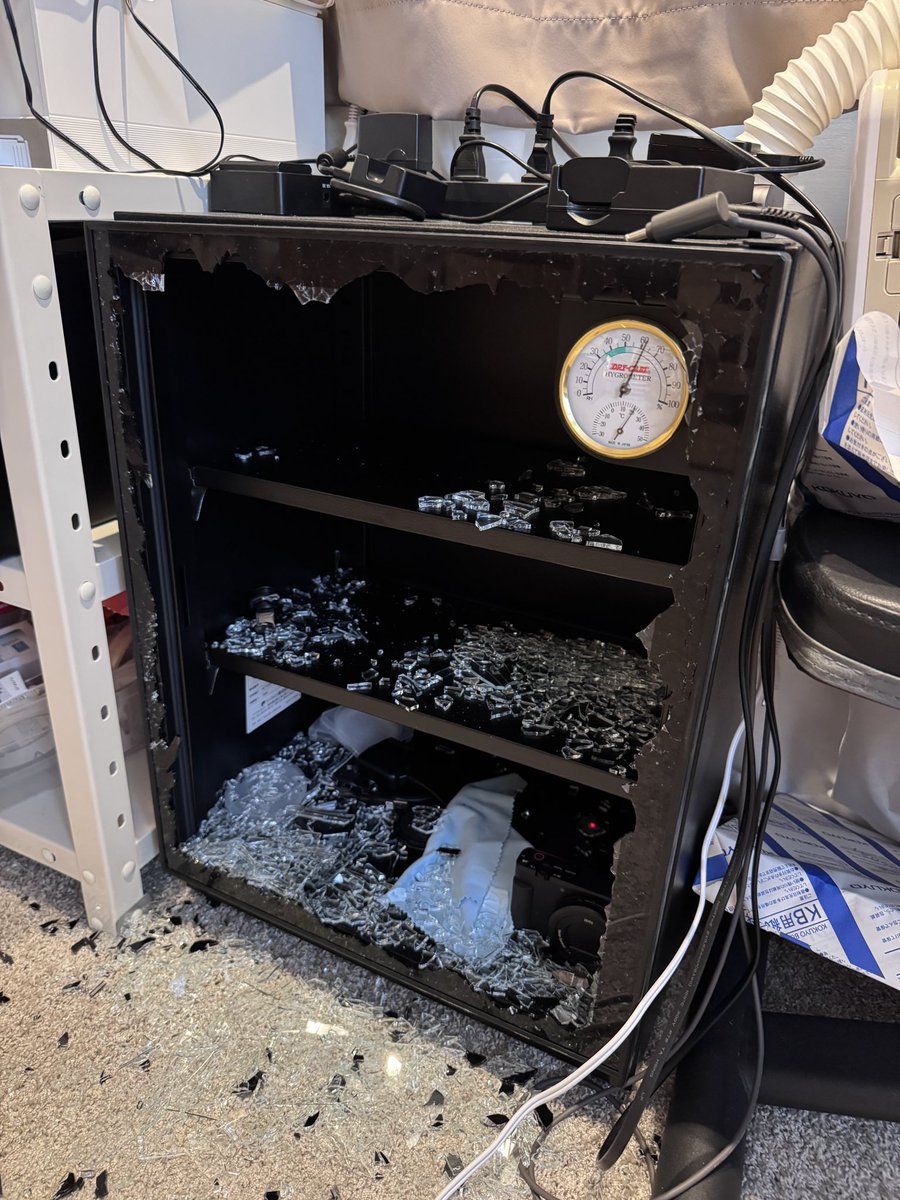 funbari_dog's tweet image. 注意力がポンコツすぎる。掃除中に棚を倒し、妻のカメラの防湿庫を盛大に破壊しました。数センチ奥のライカ2台が無事だったのが不幸中の幸いでした。家の中のガラス割るの今年2回目なので多分あと1-2回ありそうです。