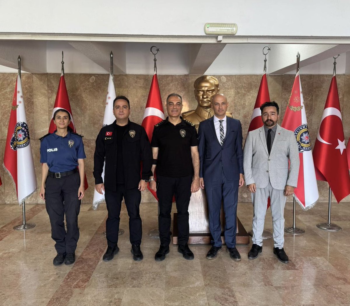 Daire Başkanımız Sayın Tamer TAŞ’ın katılımıyla, Havalimanlarında Sınır ve Göç Yönetiminin Desteklenmesi Projesi kapsamında, Sınır Yönetimi Genel Müdürlüğü Sınır Kapıları Daire Başkanı Sayın Cem ÖZOĞLU ile işbirliğinin önemine yönelik verimli bir toplantı gerçekleştirildi.