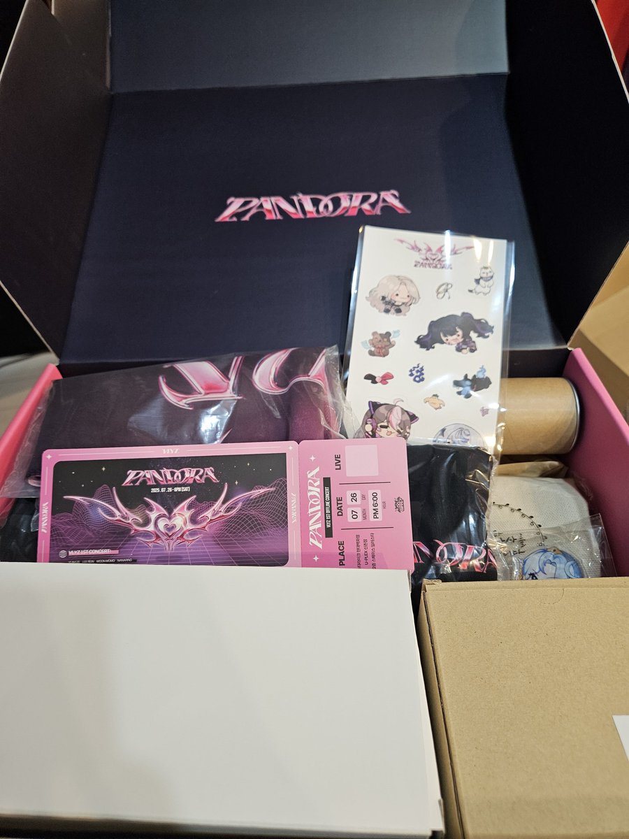 ulseom's tweet image. 하이고 뭐 이리 바리바리 보냈을까
빡 집중하고 봐줘야겠네 @Vlyz_official @leerein1114 @YunEze1017 @nanaringS2 @door_momo