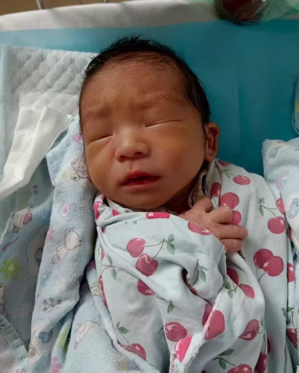 【报喜篇】
🎉双份礼物，已签收！  
老大6.2斤（实力派），老二4.9斤（小巧担当），从此进入“永动机”育儿模式🔋  双倍可爱😆  恭喜[庆祝]
#双胞胎 #试管婴儿 咨询微信：a18025307951
#HIV生子 #三代代孕 #失独代孕 #二代代孕 #包成功代孕 #洗精代孕 #三代包成功 #选性别代孕 #夫妻代孕 
#广州代孕