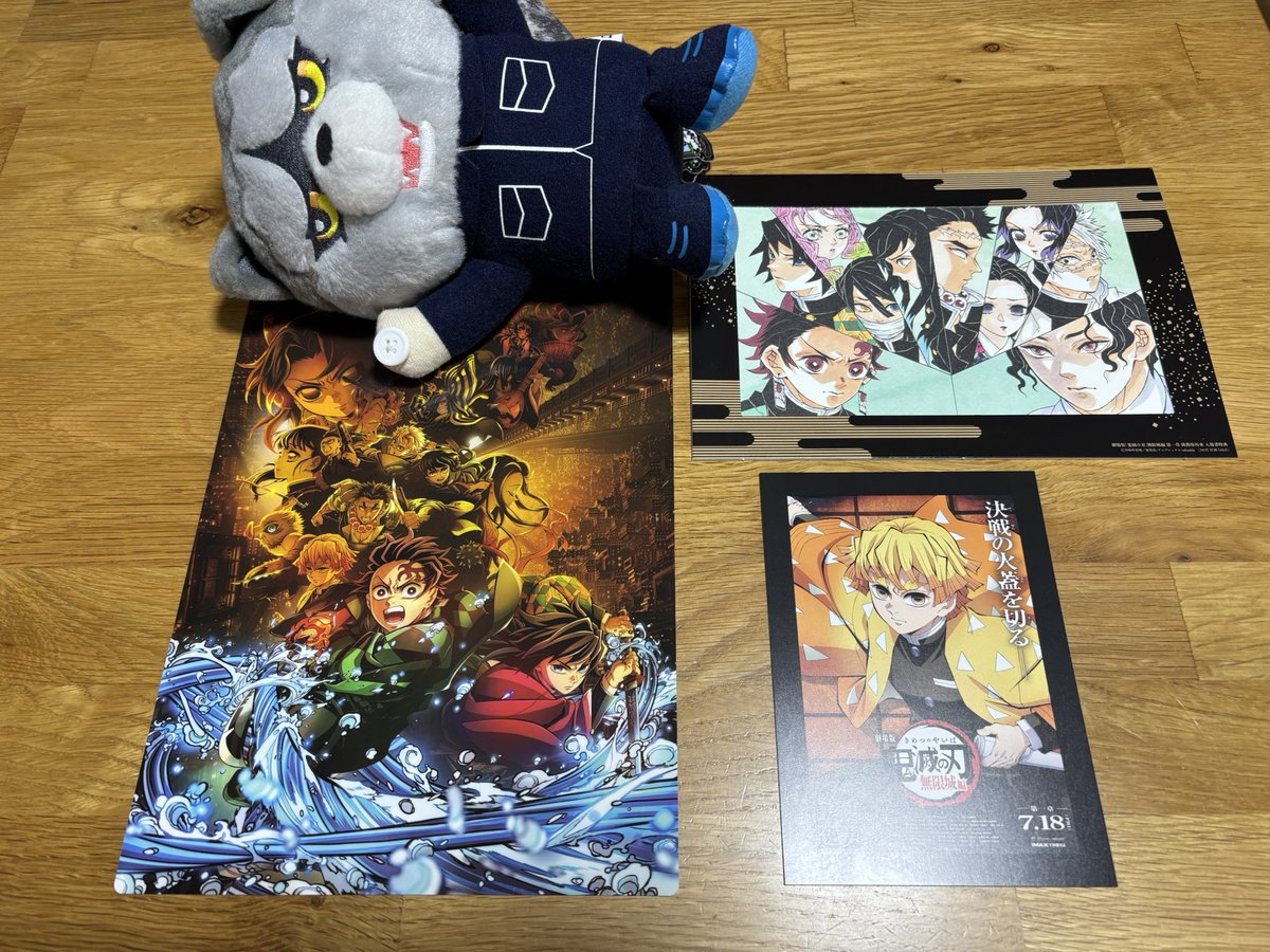 bd85g3's tweet image. 観てきました #鬼滅の刃
原作を読んでいないので序盤からウルウル途中ほろり🥹
1番後ろの席でハンカチタオル持って来てて良かった💦
特典は #我妻善逸 君💛
下敷きを購入✨
余韻に浸りながらティラミスクレープを😋