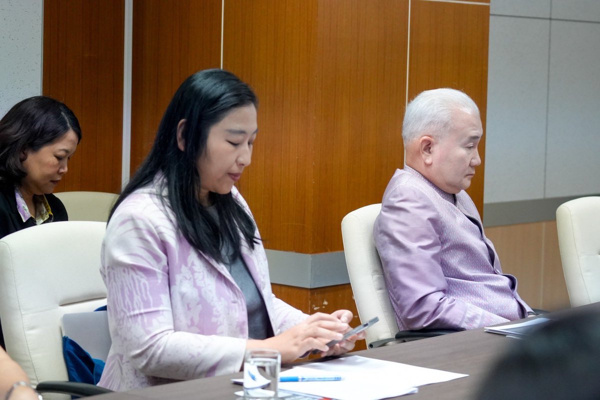 ingshin's tweet image. ประชุมวางแผนงานกระทรวงวัฒนธรรม: เร่งขับเคลื่อนภารกิจวัฒนธรรมไทยให้ชัดเจน สร้างการรับรู้ให้ถึงพี่น้องประชาชน ยกระดับผลงานรูปธรรมในช่วงปลายปีนี้ค่ะ
วาระของการประชุมวันนี้เพื่อกำหนดแนวทางการทำงานในช่วงครึ่งปีหลัง และเร่งขับเคลื่อนวาระสำคัญที่เกี่ยวข้องกับ ‘วัฒนธรรมไทย’ ในหลายมิติ…