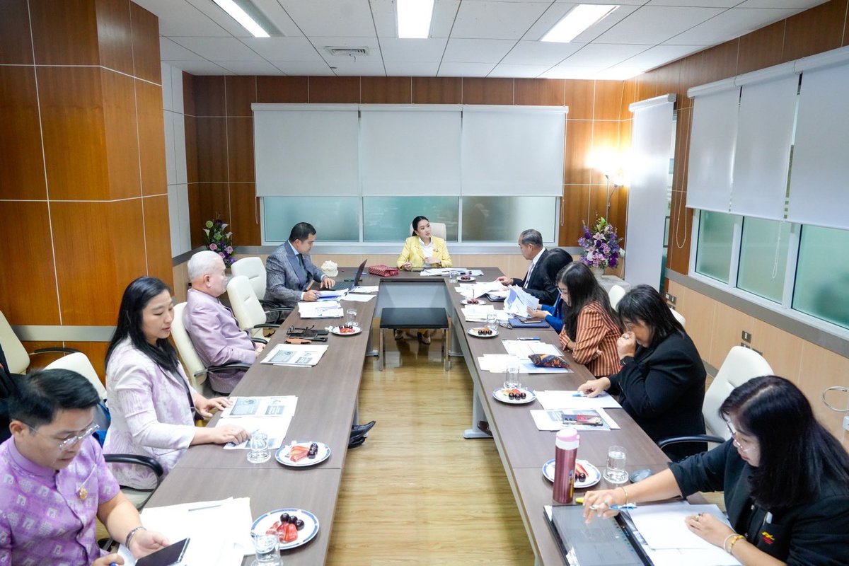 ingshin's tweet image. ประชุมวางแผนงานกระทรวงวัฒนธรรม: เร่งขับเคลื่อนภารกิจวัฒนธรรมไทยให้ชัดเจน สร้างการรับรู้ให้ถึงพี่น้องประชาชน ยกระดับผลงานรูปธรรมในช่วงปลายปีนี้ค่ะ
วาระของการประชุมวันนี้เพื่อกำหนดแนวทางการทำงานในช่วงครึ่งปีหลัง และเร่งขับเคลื่อนวาระสำคัญที่เกี่ยวข้องกับ ‘วัฒนธรรมไทย’ ในหลายมิติ…