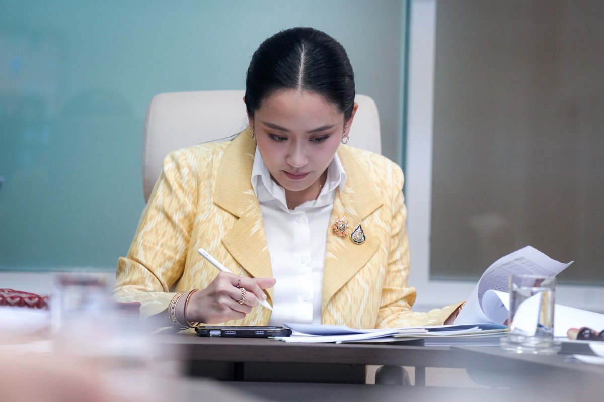 ingshin's tweet image. ประชุมวางแผนงานกระทรวงวัฒนธรรม: เร่งขับเคลื่อนภารกิจวัฒนธรรมไทยให้ชัดเจน สร้างการรับรู้ให้ถึงพี่น้องประชาชน ยกระดับผลงานรูปธรรมในช่วงปลายปีนี้ค่ะ
วาระของการประชุมวันนี้เพื่อกำหนดแนวทางการทำงานในช่วงครึ่งปีหลัง และเร่งขับเคลื่อนวาระสำคัญที่เกี่ยวข้องกับ ‘วัฒนธรรมไทย’ ในหลายมิติ…