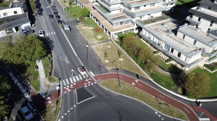 Nicolas Joyau (@joyaunicolas) on Twitter photo À travers le #BarometreVélo <a href="/FUB_fr/">FUB</a>, les habitants jugeaient prioritaire un aménagement cyclable Bd Clémenceau à #Caen.
C’est fait ! Axe structurant, bidirectionnel, sécurisé, rond-point hollandais. Espaces végétalisés.
Merci aux équipes & financeurs : <a href="/Prefet14/">Préfet du Calvados</a>, <a href="/CalvadosDep/">( parti sur Bluesky) Calvados Département🍏🌊</a> À travers le #BarometreVélo <a href="/FUB_fr/">FUB</a>, les habitants jugeaient prioritaire un aménagement cyclable Bd Clémenceau à #Caen.
C’est fait ! Axe structurant, bidirectionnel, sécurisé, rond-point hollandais. Espaces végétalisés.
Merci aux équipes & financeurs : <a href="/Prefet14/">Préfet du Calvados</a>, <a href="/CalvadosDep/">( parti sur Bluesky) Calvados Département🍏🌊</a>