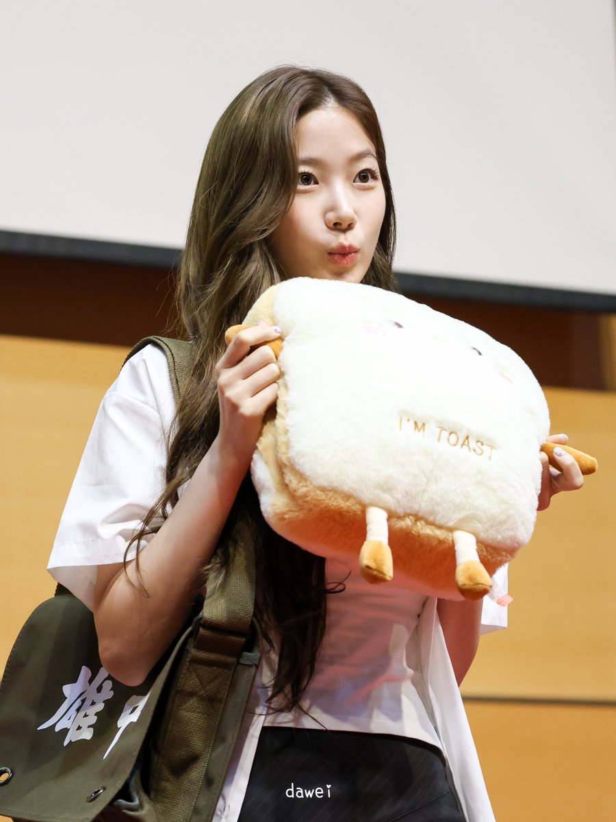 dawei_950510's tweet image. 즈하 눈썹 너무 재밌어 ㅎㅎ
茲哈的眉毛真的是太有趣了ㅎㅎ
@IM_LESSERAFIM
#LE_SSERAFIM #르세라핌 #ルセラフィム
#KAZUHA #카즈하 #中村一葉