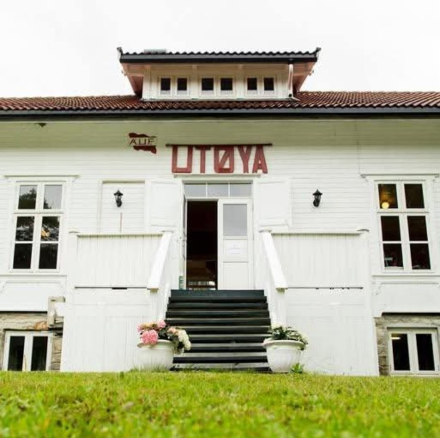 Vi minns de 77 liv som släcktes.  
Men vi måste också minnas att gärningsmannens idéer inte dog med honom.  
Hatet lever vidare- starkt, målmedvetet och aggresivt.