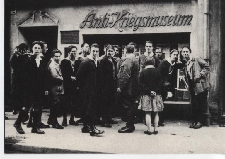 slowberlin's tweet image. The world’s first Anti-War Museum was founded in Berlin in 1925 by the pacifist and writer Ernst Friedrichs. The image below shows it’s original location at Parochialstraße 29, near Alexanderplatz.
In March 1933 – after countless lawsuits against Friedrich’s pacifist work – the…
