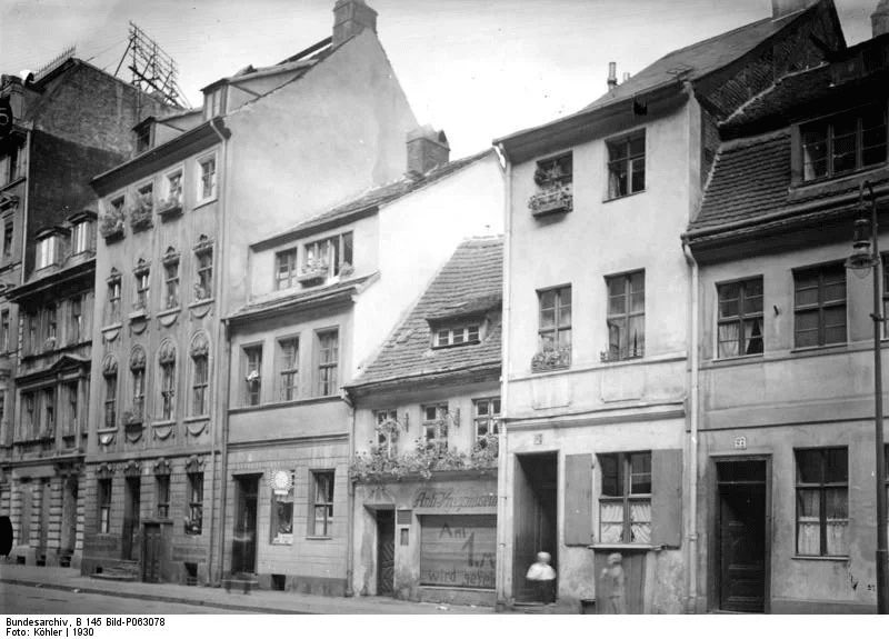 slowberlin's tweet image. The world’s first Anti-War Museum was founded in Berlin in 1925 by the pacifist and writer Ernst Friedrichs. The image below shows it’s original location at Parochialstraße 29, near Alexanderplatz.
In March 1933 – after countless lawsuits against Friedrich’s pacifist work – the…