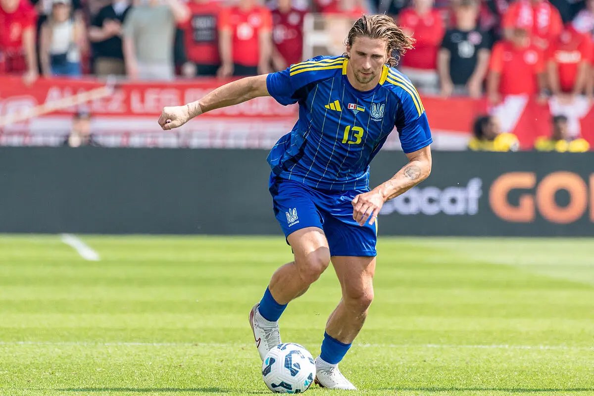 lesdebriefeurs's tweet image. 𝗟𝗘 𝗣𝗦𝗚 𝗣𝗥𝗘́𝗣𝗔𝗥𝗘 𝗨𝗡𝗘 𝗡𝗢𝗨𝗩𝗘𝗟𝗟𝗘 𝗢𝗙𝗙𝗥𝗘 𝗘𝗡 𝗛𝗔𝗨𝗦𝗦𝗘 𝗣𝗢𝗨𝗥 𝗜𝗟𝗟𝗬𝗔 𝗭𝗔𝗕𝗔𝗥𝗡𝗬 ! 🔵🔴

Le défenseur ukrainien est déterminé à rejoindre Paris. 

#PSG #PSG_inside #LesDebriefeurs⚪️🟢 

🗞️ @FabrizioRomano