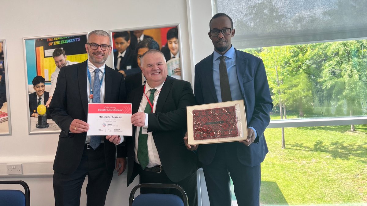 EducateMag's tweet image. .@McrAcademy has been recognised as a Globally Aware School by the @GSchoolAlliance (GSA). 

The recognition followed a special visit from @yorkshirejohn, community and partnerships manager.

Read now 👉 tinyurl.com/4nmrjhzr