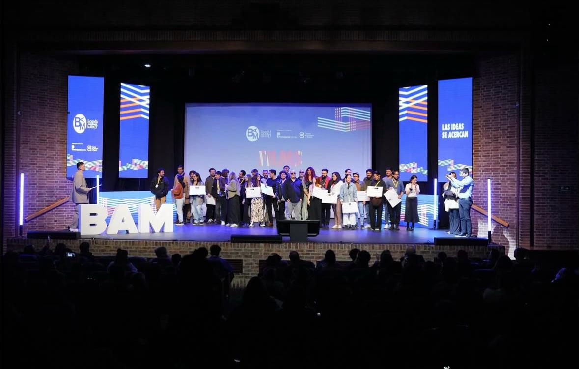 ECAM (@ecam_) on Twitter photo #ECAMIndustria 🗞️ | Este año en el <a href="/BAM_Bogota/">Bogotá Audiovisual Market</a> entregamos un premio al proyecto 'La pintura' por su participación en la pasada edición de #ECAMFORUM.
¡Nos encantó reencontrarnos con el equipo! 🙌👏 #ECAMIndustria 🗞️ | Este año en el <a href="/BAM_Bogota/">Bogotá Audiovisual Market</a> entregamos un premio al proyecto 'La pintura' por su participación en la pasada edición de #ECAMFORUM.
¡Nos encantó reencontrarnos con el equipo! 🙌👏